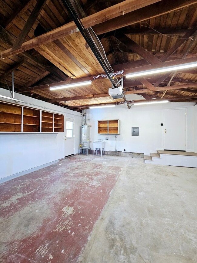 Building Photo - Remodeled 3-bed/2-bath Single Family Home ...