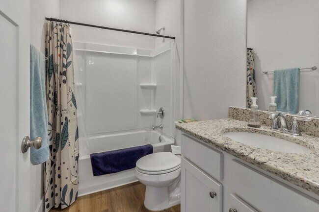 Building Photo - 4 BEDROOMS IN GULF BREEZE!!