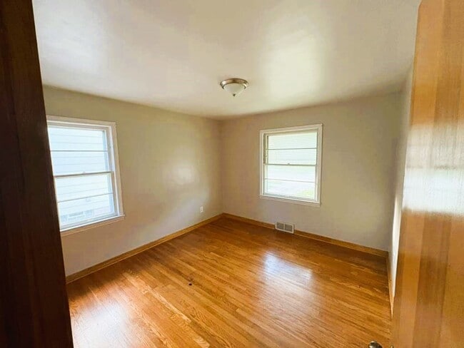 Building Photo - Charming 3-Bedroom Home in Maple Heights –...