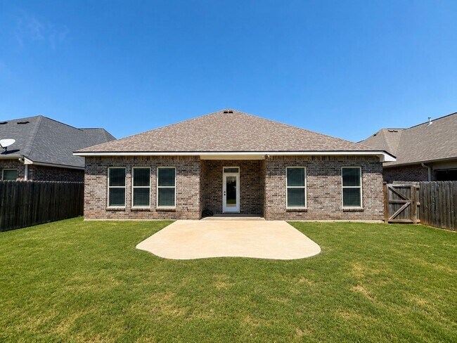 Building Photo - 915 Hackberry Dr