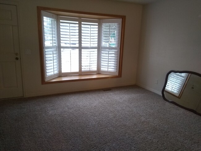 Building Photo - 3 bed, 1 Bath, 1000 SF with washer/dryer, ...