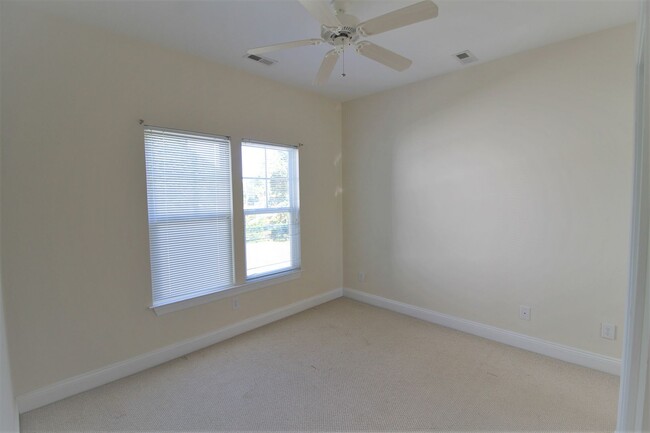 Building Photo - 2BR, 2BA Duplex with Close Water Access fo...