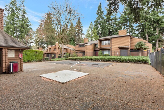 Building Photo - Great 1bed 1bath Location in Kirkland! Parking and W/S/G included in rent