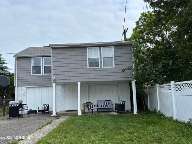 Primary Photo - 410 Burlington Ave