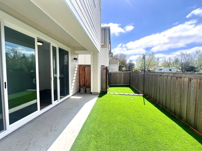 Building Photo - NEW PRICE! Beautiful 3 bedroom 2.5 home in...