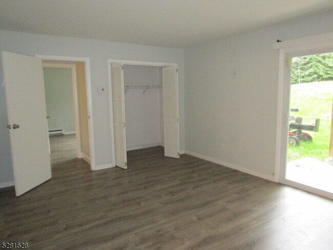 Building Photo - 359 Lake Shore S