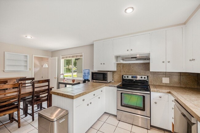 Building Photo - FURNISHED, Spacious 3 bedroom home in the heart of University!