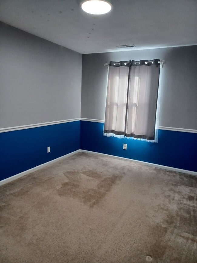 Building Photo - Spacious 3 BR townhouse in VA Beach with a garage