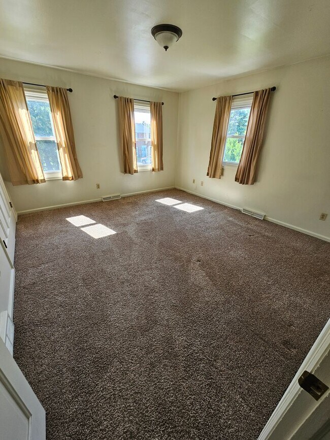 Building Photo - Two Bedroom Duplex Near BG High School