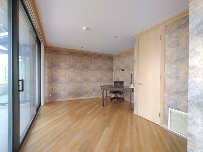 Office or bedroom #2 - 121 S Hope St
