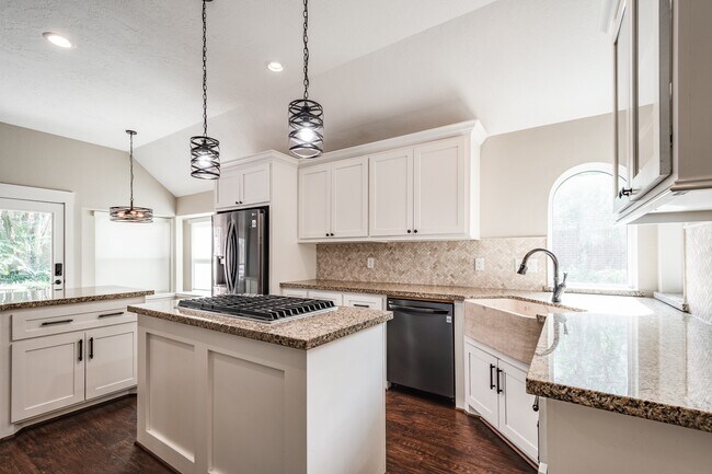 Building Photo - 2506 S Strathford Ln