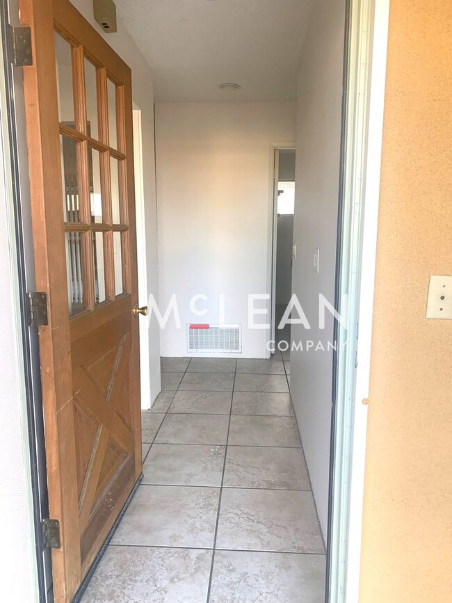 Building Photo - Three Bedroom Home in Beautiful Neighborhood