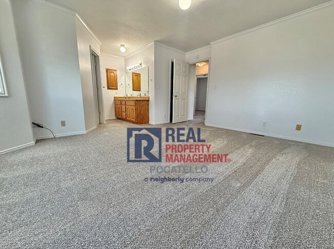 Building Photo - Beautiful 4 bed 2 1/2 bath - 3 car garage