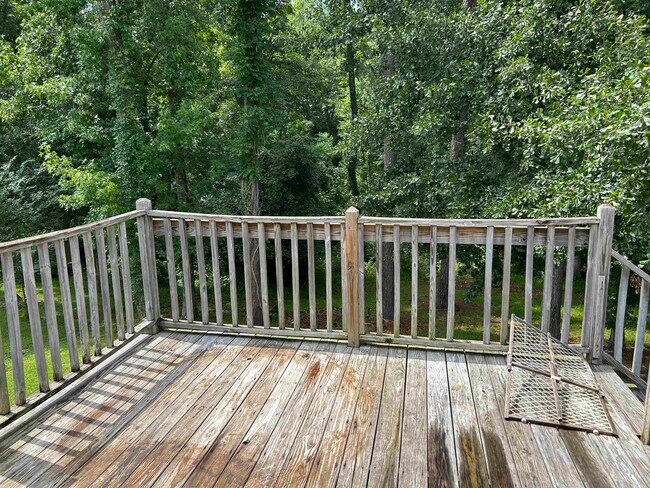 Building Photo - 635 Blackstone Dr