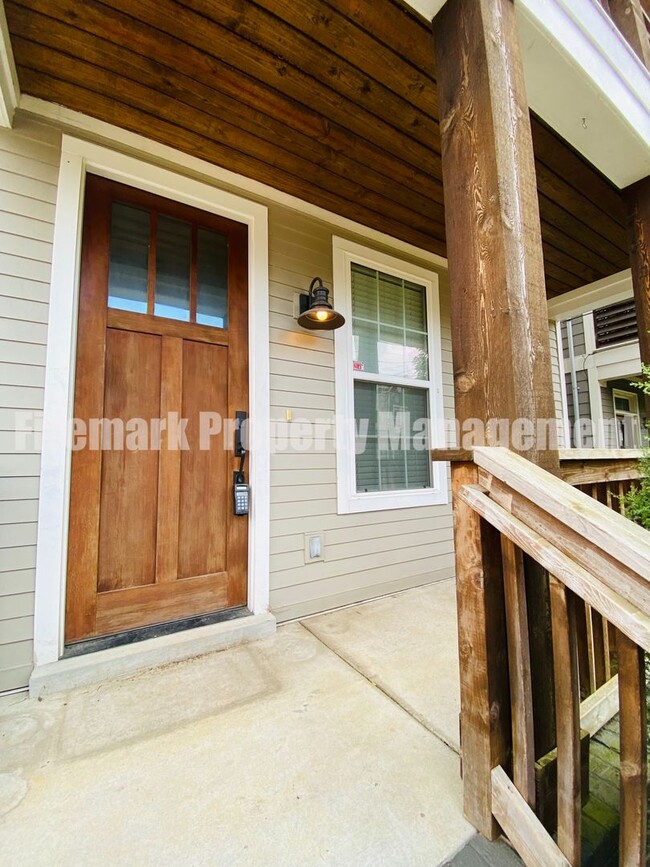 Building Photo - ** Move In Special ** Spacious Newer Built...