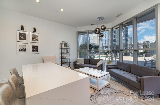 Building Photo - 307 W Trade St