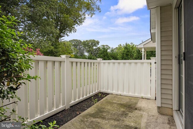 Building Photo - 5001 Aberdeen Ln