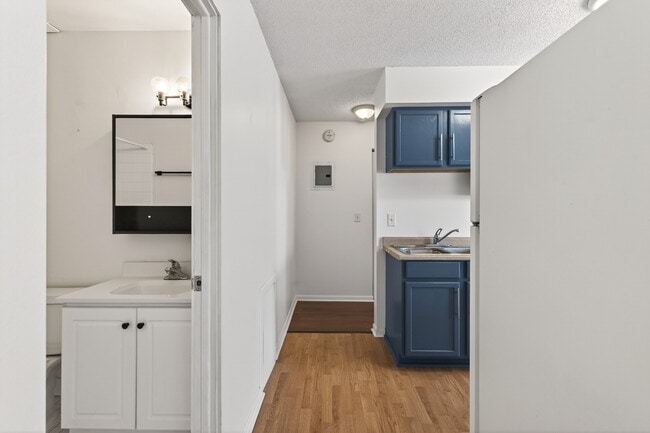 Building Photo - Rosco Apts- 2740