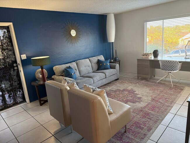 Building Photo - 4068 Oakcrest Dr