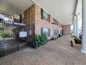 Building Photo - Charming and spacious one bedroom upstairs unit located in the courtyard by Clear Lake. New paint...