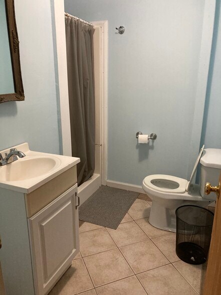 With full bathroom with shower - 60 Grove St