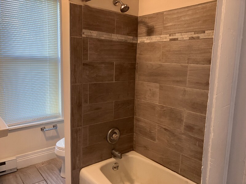 Building Photo - 613 Main St