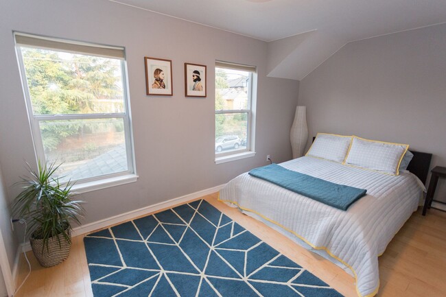 Building Photo - Single family, 3 bedroom, 1.5 bath home ju...