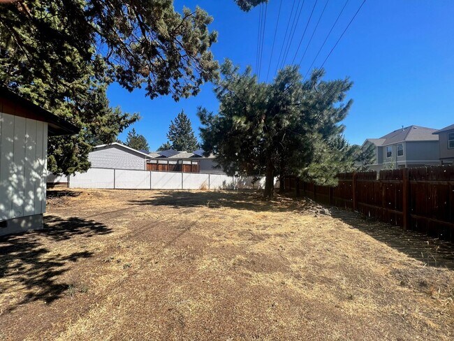 Building Photo - 948 SE Polaris Ct