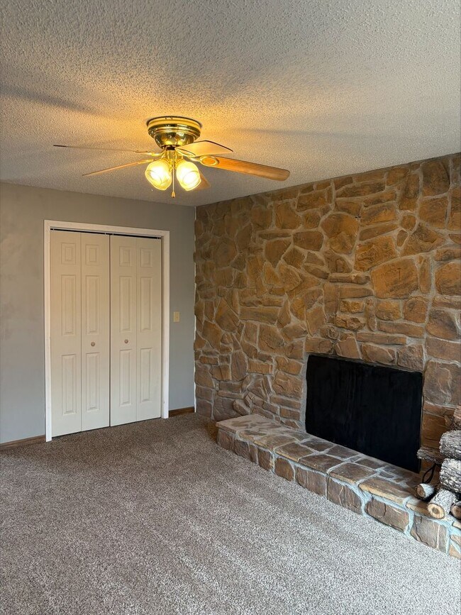 Building Photo - 2bed 2.5bath Condo Great Johnson City Location Close to ETSU