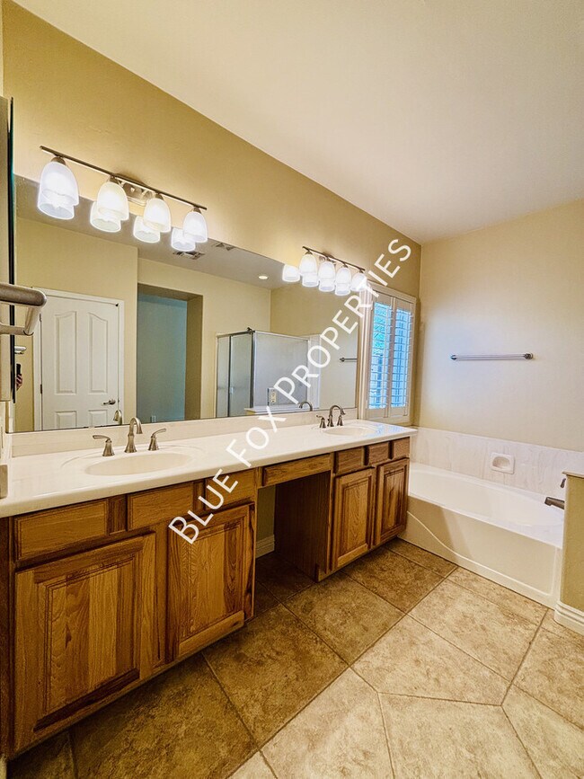 Building Photo - 11678 N Red Creek Pl