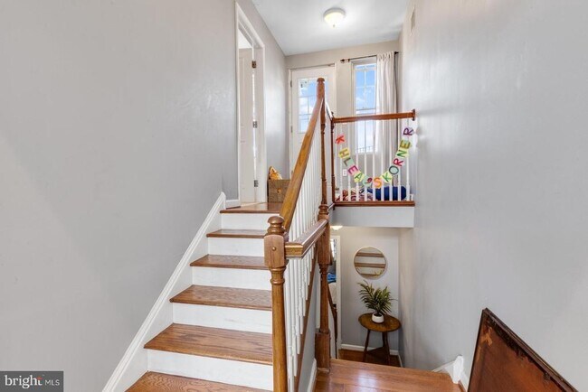 Building Photo - 714 Medina St