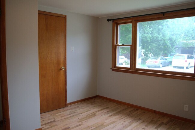 Building Photo - 416 Victoria Dr