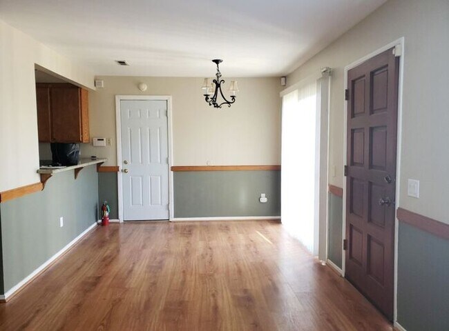 Building Photo - Great Townhome in a Quiet Community