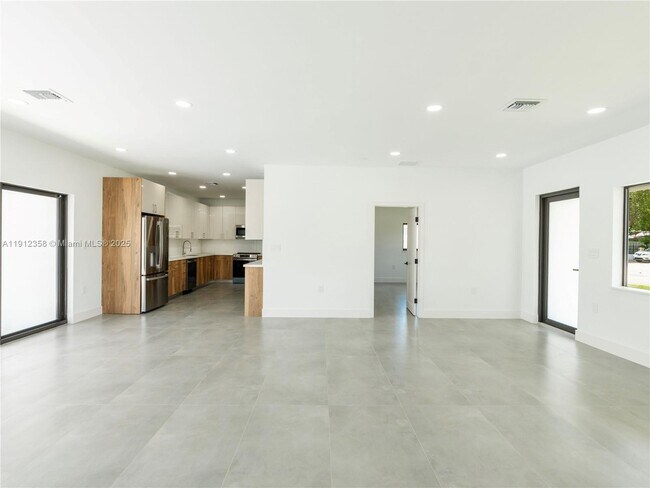 Building Photo - 1181 NE 202nd St