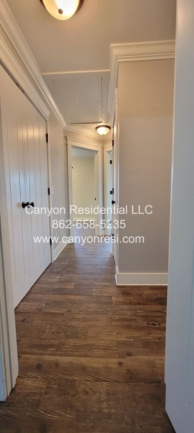 Building Photo - Nice Sized 4 Bed 3 Bath home in great location!