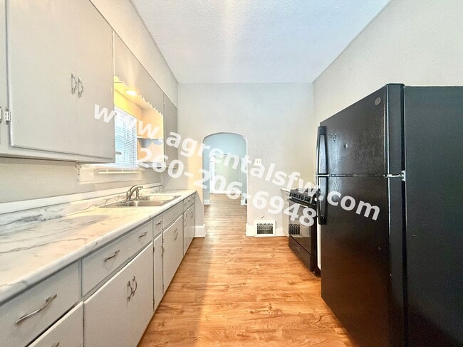 Building Photo - 3 Bedroom House