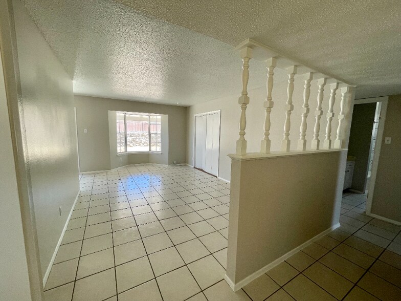 Building Photo - 8631 Mettler Dr