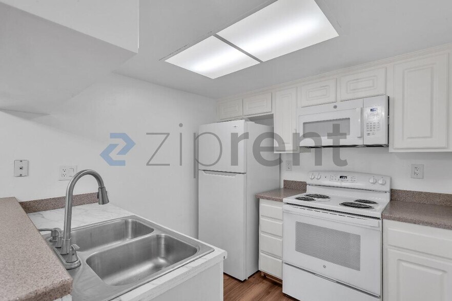 Building Photo - 51 Massolo Dr