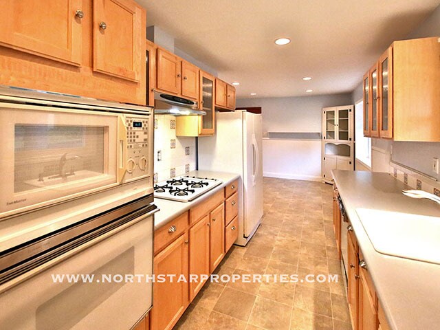 Building Photo - Great Lake Oswego Home Walking Distance to Everything