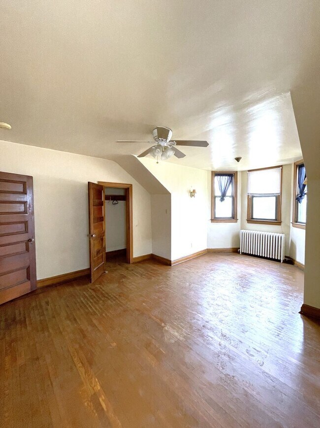 Building Photo - 409 S Pacific Ave