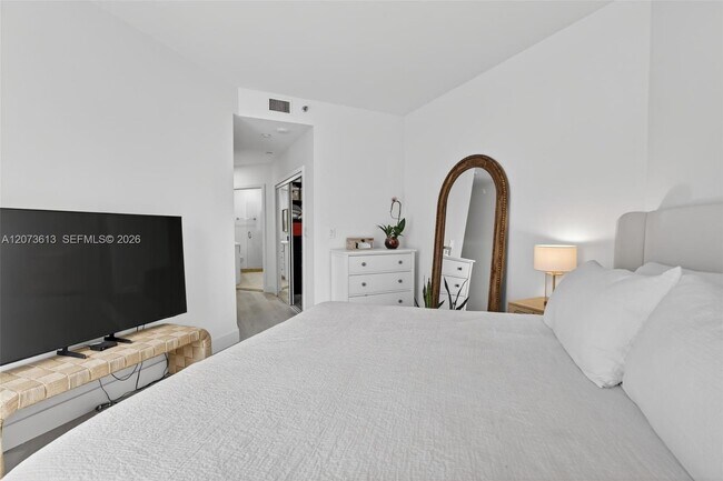 Building Photo - 20185 E Country Club Dr