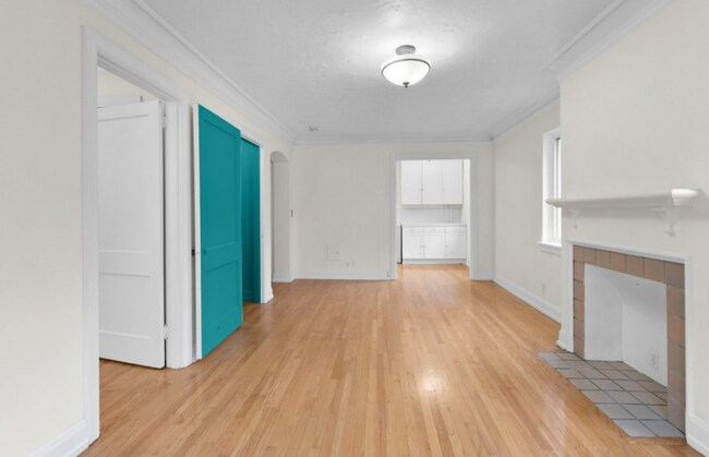 Building Photo - Charming Goose Hollow Condo – Hardwood Flo...