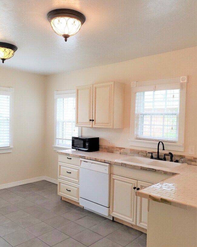 Building Photo - AMAZING 5 BED, 2 BATH MILLERS ADDITION NW OKC