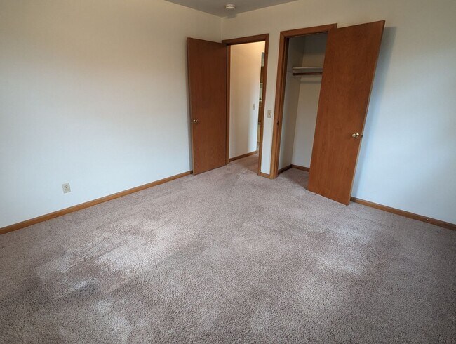 Building Photo - Great Location! 2-bed 1-bath Apartment