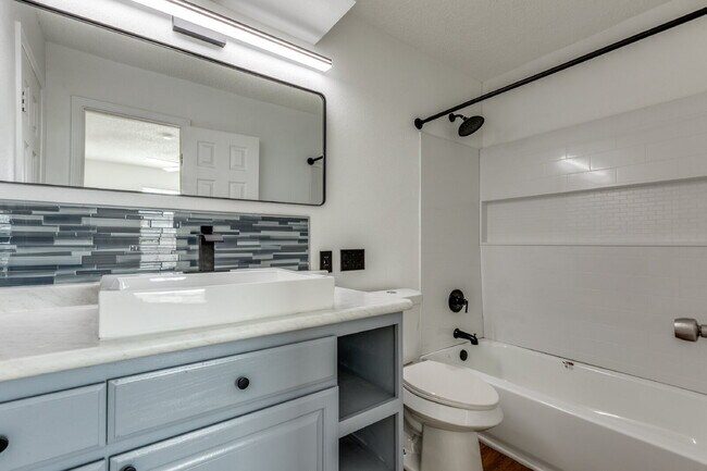 Building Photo - Beautiful two bed/1.5 bath in the heart of Alamo Heights