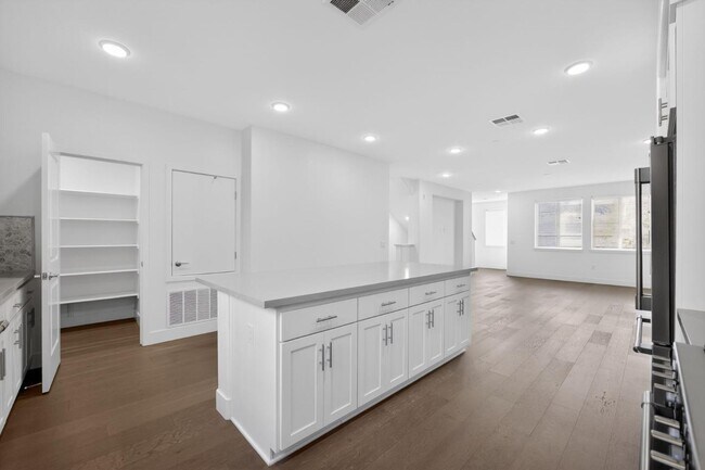 Building Photo - 392 Line St