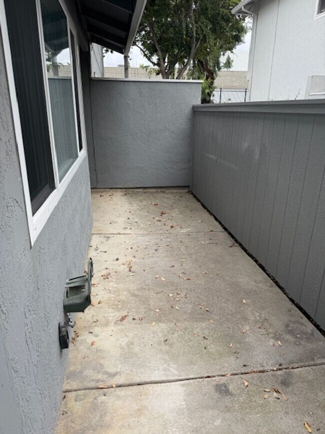 Building Photo - Great Condo with 1 car garage and indoor l...