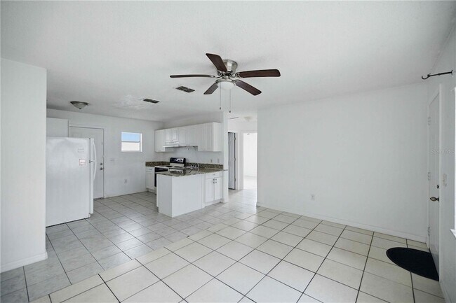 Building Photo - 421 NE 26th Ct