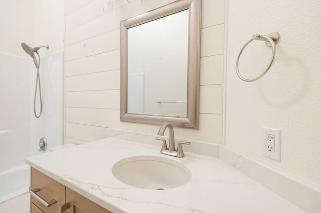 Building Photo - Quintessential Bend Living - 3 Bed | 2 Bat...
