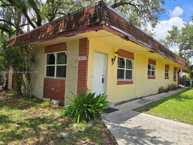 Building Photo - 4101 SW 54th Ct